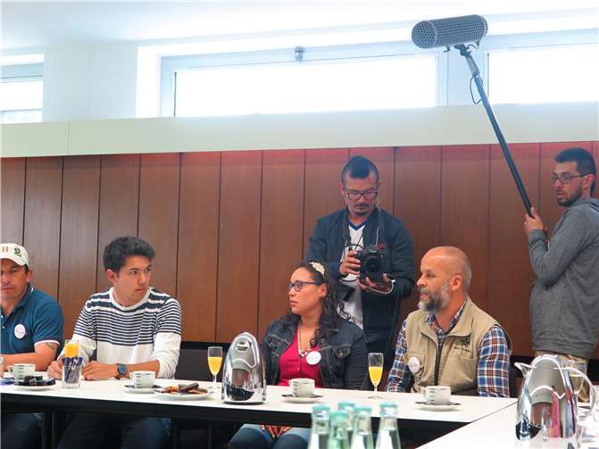 Kolumbianische Töpfer stellen sich vor, mit dabei – ein kleines Filmteam.