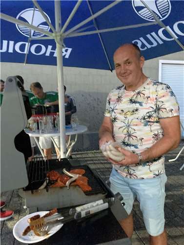 Komiteepräsident Jürgen Mittler kümmerte sich um das Grillgut. Foto: Ernst Einig