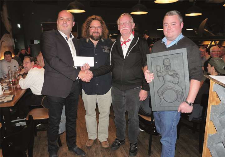 Komiteepräsident Jürgen Mittler (l.) und Komiteemitglied Michael Helm (r.) überreichten dem scheidenden Bierkönig Gambrinus Patrick Barthelmeh und Hans-Jörg Gelhard von der Singgemeinschaft Schlich als Zeichen der Wertschätzung je ein Präsent.