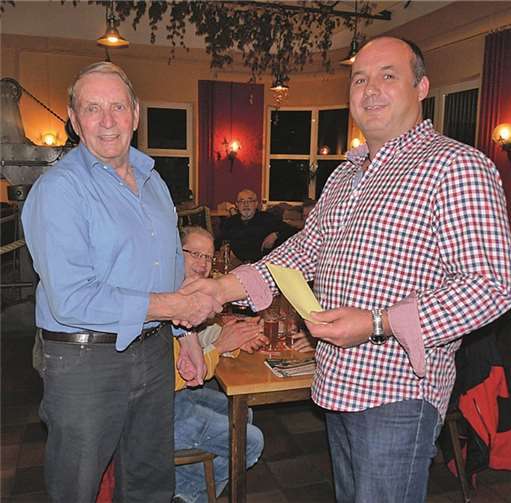 Komiteepräsident Jürgen Mittler überreicht dem MGV-Vorsitzenden Udo Müllegans als Geste des Dankes einen Geldbetrag für den nächsten Ausflug des MGV.