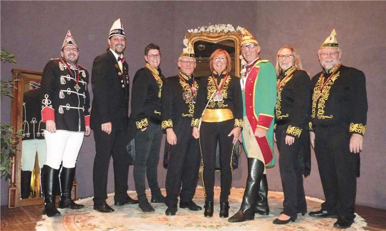 Komiteepräsidentin Karin Diensberg (4. v. rechts) mit ihrem Vorstand.