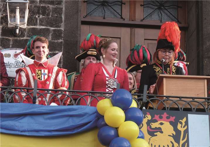 Komiteepräsidentin Karin Diensberg hieß das Prinzenpaar herzlich willkommen.