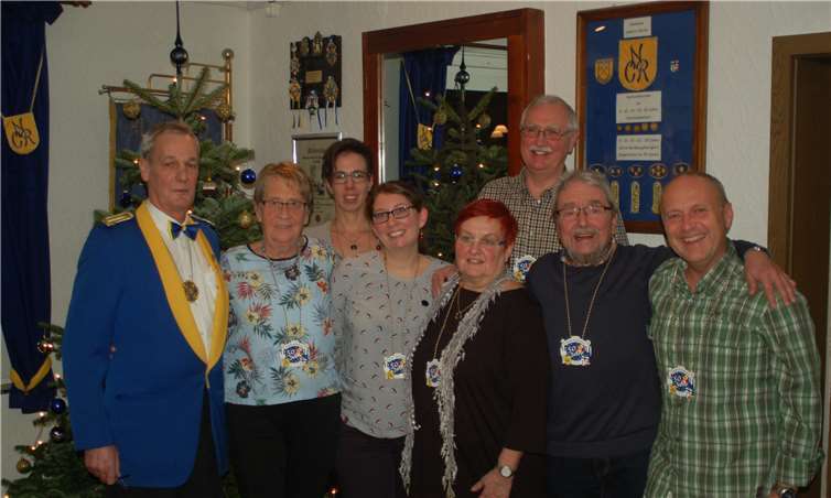 Kommandant Dieter Bückmann (li.) und die mit dem Jahresorden ausgezeichneten Mitgliedern: v.li. Klaus Köhnlein, Fritz Höhmann, Heino Gendrich, Ulrike Breuer, Manuela Sell, Yvonne Sauer und Ursula Höhmann.privat