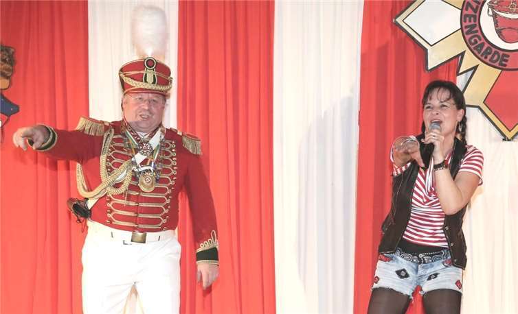 Kommandant Friedel Groß undSängerin Claudia Roland beim „Hotte-Hü“-Tanz