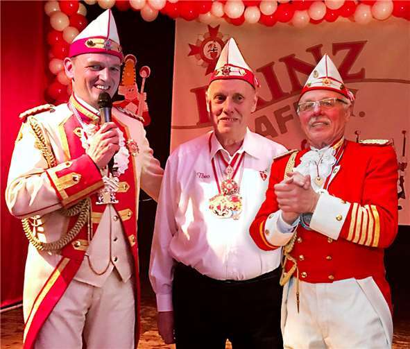 Kommandant Markus Paffhausen ehrte Theo Westhofen und Peter Frings (von links) für 50- bzw. 55-jährige treue Mitgliedschaft im Corps. privat