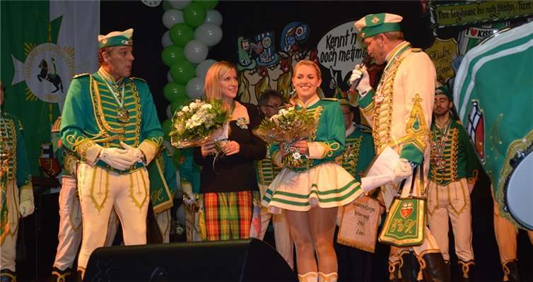 Kommandant Nihat Kökce stellt das neue Tanzmariechen Nadja Klein vor. privat