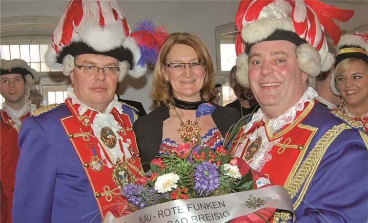 Kommandant Philipp Klee mit den beiden neuen Ordensträgern. FA