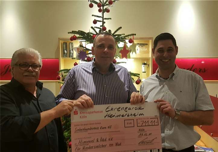 Kommandant der Ehrengarde Heimerzheim Stefan Klimke(r.) überreicht die Spende an „himmel & ääd e.V.“