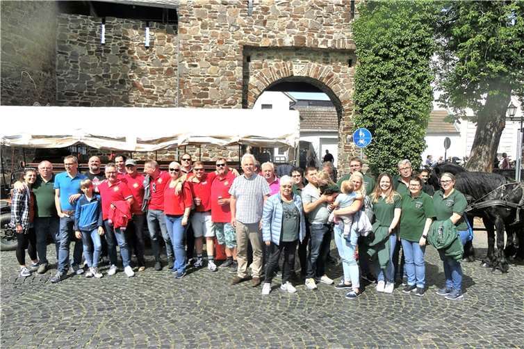 Kommandant und Vorsitzender der Rheinbacher Stadtsoldaten Willi Hohn (2.v.l.) freute sich über die große Beteilignung an der diesjährigen Vatertagstour. Foto: privat