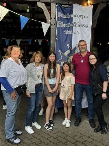 Kommandantin Yvonne (l.) und 2. Vorsitzende Melanie (r.) mit den Neuaufnahmen  Foto: Funkencorps Blau-Wiess Linz