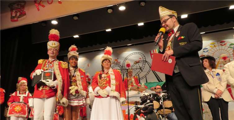 Kommandeur Carsten Meyer wurde für sein karnevalistisches Engagement mit der Ehrenplakette des BDK-Landesverbands ausgezeichnet.