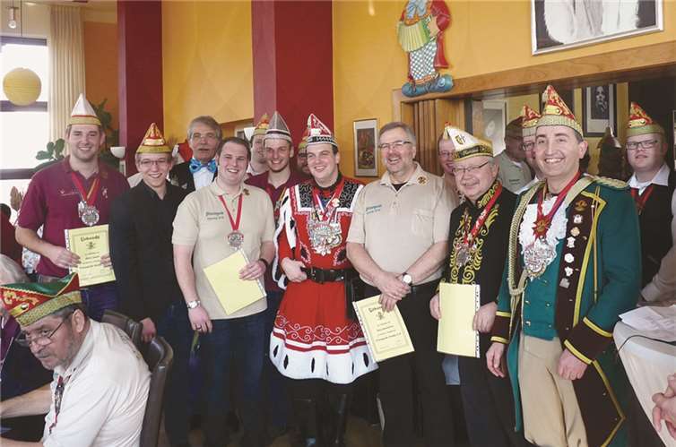 Kommandeur Edgar Girolstein (r.) hieß neun neue Prinzengarde-Mitglieder herzlich willkommen.