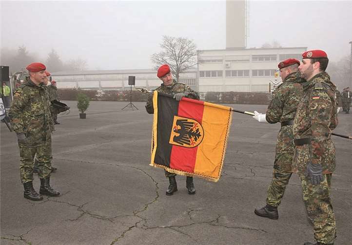 Kommandeur Oberst Christian Bader (l.) blickt optimistisch in die Zukunft, auch wenn sein Vorgesetzter Generalmajor Hans-Werner Wiemann die Truppenfahne des Zentrums Operative Information für immer einrollt.