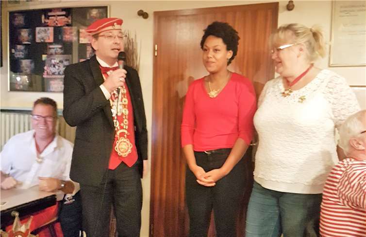 Kommandeur, Regimentstochter und Adjutantin der Husaren bei der Begrüßung. privat