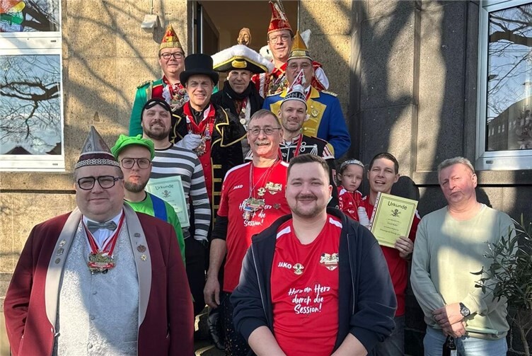 Kommandeur Tim Herrmann mit den neuen Mitgliedern.