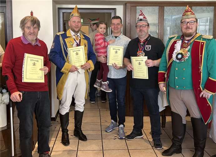 Kommandeur Tim Herrmann mit den neuen Mitgliedern.  Fotos: privat