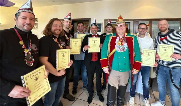 Kommandeur Tim Herrmann mit einem Teil der neuen Mitglieder.  Fotos: privat