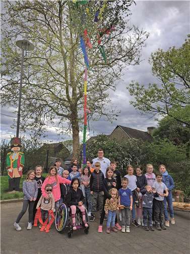 Kommandeur Tim Herrmann und die an der Aktion beteiligten Kinder posierten für ein Erinnerungsfoto.