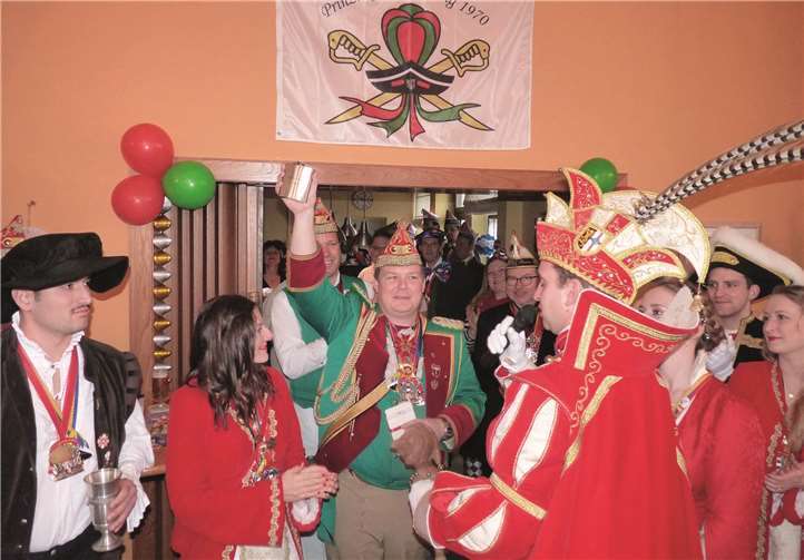 Kommandeur Tim Herrmann zeigte stolz das Geschenk, das ihm das Prinzenpaar überreicht hatte.