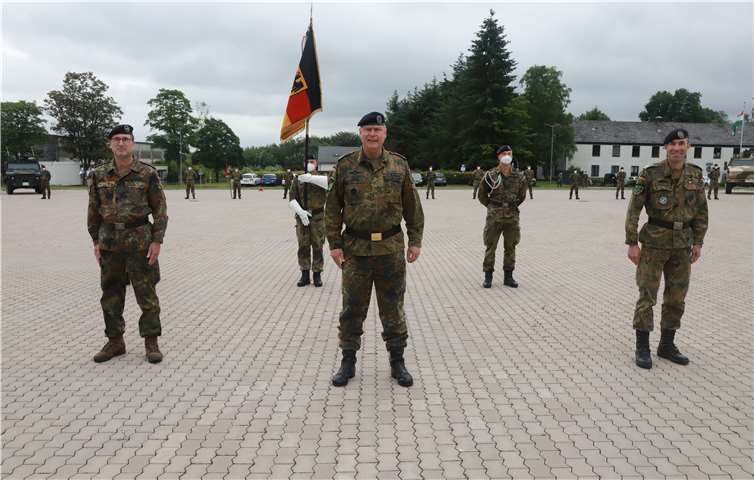 Kommandoübergabe vor Fahnenabordnung (v.l.n.r. Oberst Dr. Akaltin, Generalmajor Sczesny, Oberst Dr. Gruhl). Foto: Bundeswehr - Stabsfeldwebel Peter Riege