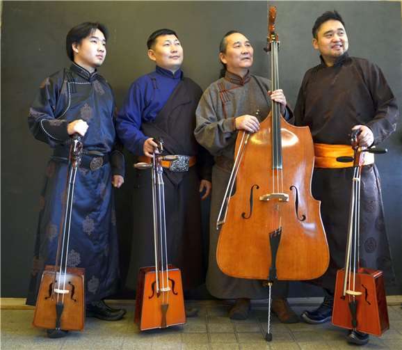 Kommen Ende Juni zu „Musik in alten Dorfkirchen“ aus der Mongolei nach Nordhofen: das All-Star-Ensemble Tengerton. Foto: Dashemid Sampil