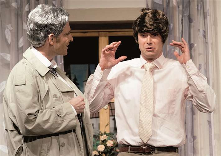 Kommissar Killing (links) hat alle Hände voll zu tun, das Geheimnis um den „schwarzen Koffer“ zusammen mit Franz Theo Wusserl zu lösen. JOST