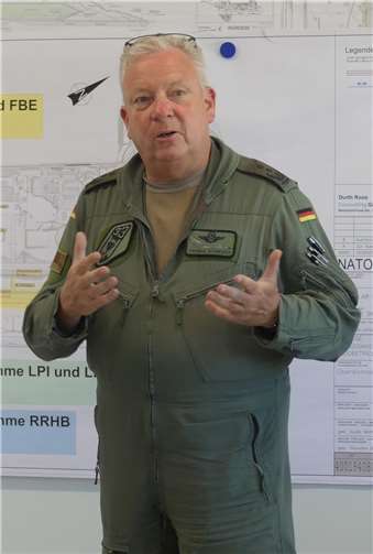 Kommodore Oberst Schneider erläutert die Anforderungen und Erwartungen an die Baumaßnahme neuer Flugplatz.