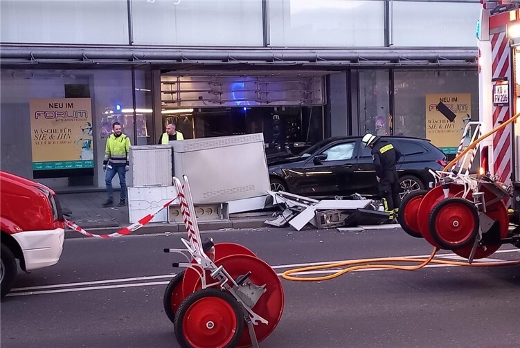 Kommt es zum Anprall eines Kraftfahrzeugs – etwa durch Fahrfehler oder Glätte – können Kabelverzweiger und Glasfaserkomponenten erheblich beschädigt werden.