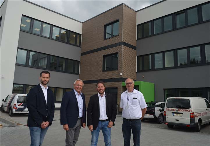 Kommunalbetreuer Christian Weber, Landrat Achim Hallerbach, Johannes Schadt, Standortleiter Rhein-Wied und Bauleiter Erich Krell (v.l.).  Kreisverwaltung Neuwied