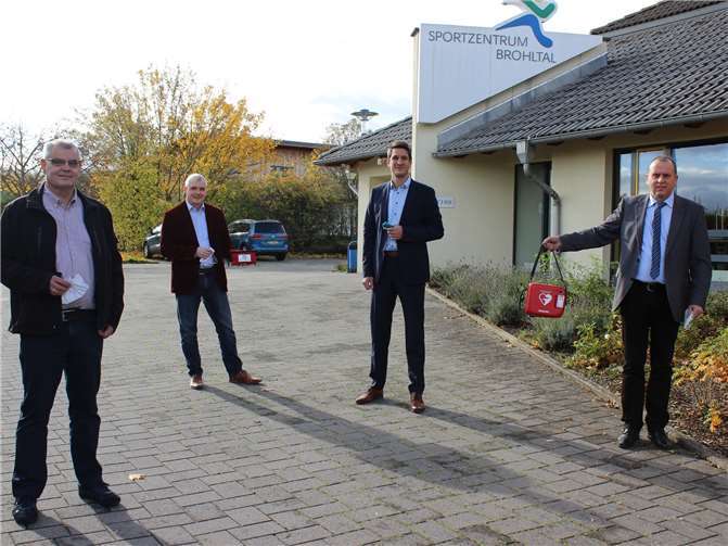 Kommunalbetreuer Theo Schröder, Schulleiter Timo Djelassi, Regionalmanager Fabian Vocktmann und Bürgermeister Johannes Bell. (v. li.).Foto: VG Brohltal