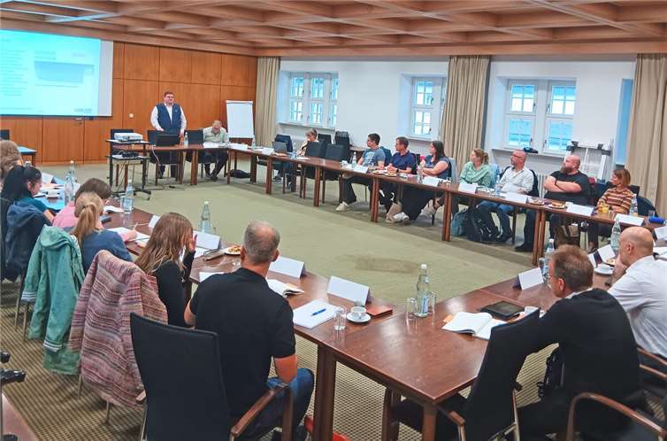 Kommunale Akteure aus dem Landkreis Mayen-Koblenz, der Stadt Koblenz und benachbarter Landkreise tauschten sich im Ratssaal über die Möglichkeiten des klimafreundlichen Gebäudemanagements aus. Foto: Kreisverwaltung MYK