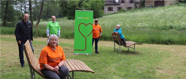 Kommunalmanager Thomas Hau von Westenergie (1. v. l.) und die ehrenamtlichen Helferinnen und Helfer freuen sich über die neue Entspannungsoase am Eifel-Schiefer-Radweg in Urmersbach.Foto: privat