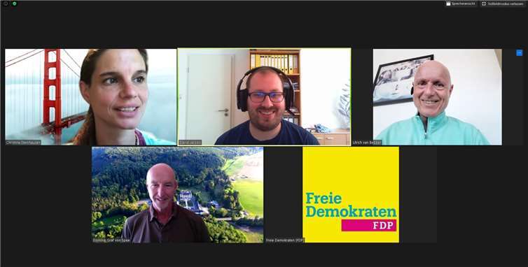 Kommunalpolitik aus dem Home-Office: Digitale Fraktionssitzungen gehören für (von links) Christina Steinhausen, David Jacobs, Ulrich van Bebber und Dominik Graf Spee mittlerweile zum kommunalen Alltag. Spannend wird es jetzt, wenn der gesamte Kreistag per Videokonferenz tagt.Foto: FDP-Kreistagsfraktion
