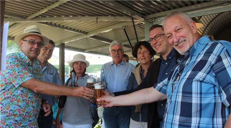 Kommunalpolitiker-Treffen am Getränkestand der SPD: Dirk Herminghaus (FDP), Gastgeber Sebastian Goerke (SPD), die erste Beigeordnete Beate Deres, Elmar Lersch (CDU), die 2. Beigeordnete Barbara Haupt-Krebs (FWG) mit Ehemann Rolf und Verbandsbürgermeister Bernd Weidenbach (v.r.). Es sieht so aus, als hätte sich die Atmosphäre im Bad Beisiger Stadtrat tatsächlich entspannt.