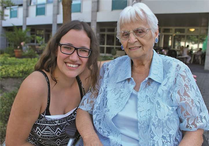 Kommunikation der Generationen: Die 15-jährige Teilnehmerin Antonia Reimann und die 87-jährige Seniorin Maria Adam genießen die gemeinsamen Stunden.