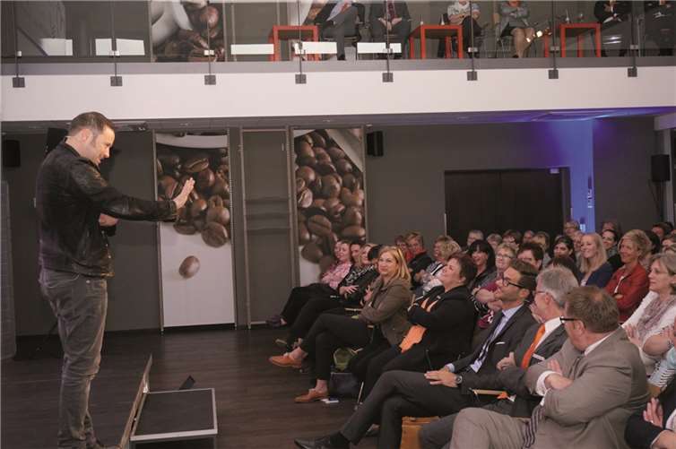 Kommunikationsexperte Leo Martin verblüffte das Publikum mit interaktiven Experimenten.