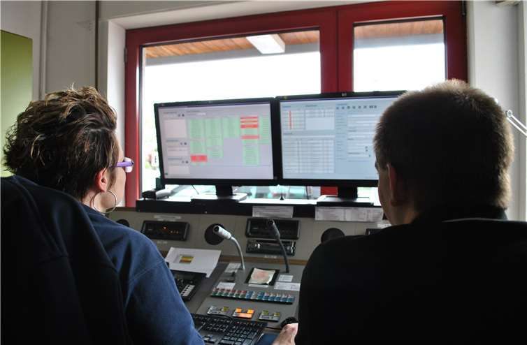 Kommunikationsschnittstelle: In der Feuerwehreinsatzzentrale liefen die Fäden bei der Funkprotokollierung und Alarmierung zusammen.