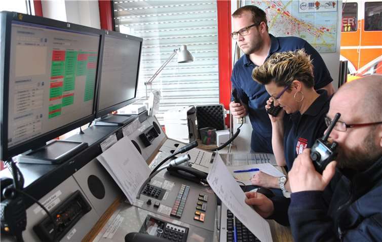 Kommunikationsschnittstelle: vier Übungseinheiten zur besonderen Weiterbildung des Personals in der Feuerwehreinsatzzentrale (FEZ) wurden im vergangenen Jahr absolviert. In wenigen Wochen beginnt der Neubau des 30 Jahre alten Funktisches in der Feuerwache.privat