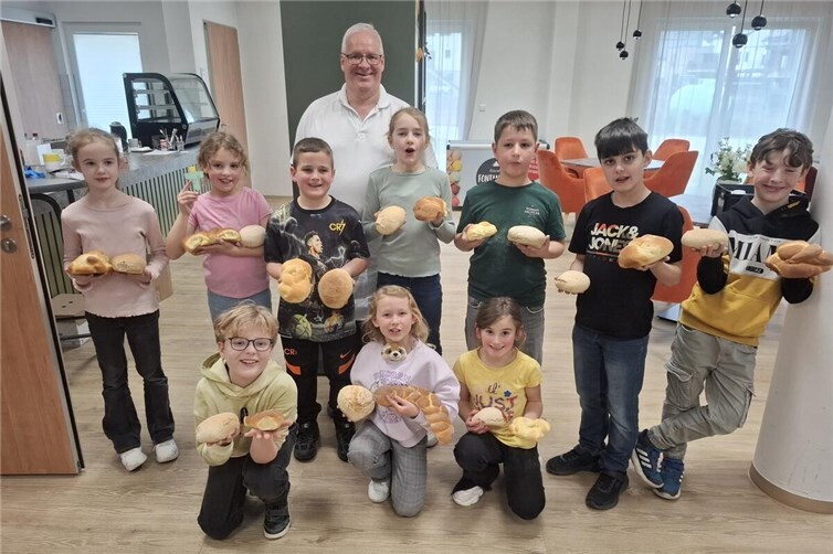 Kommunionkinder 2026 und Maternus Gasper