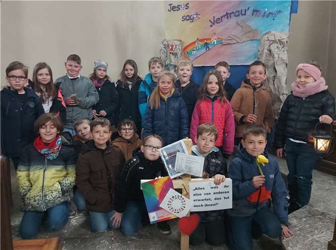 Kommunionkinder, Eltern, die Katechetinnen Sabine Lohner und Evi Weinand sowie ihr Pastor Norbert Missong erlebten die Kar- und Ostertage mit Impulsen in der Pfarrkirche Sankt Dionysius Kruft gemeinsam. Foto: Sabine Lohner