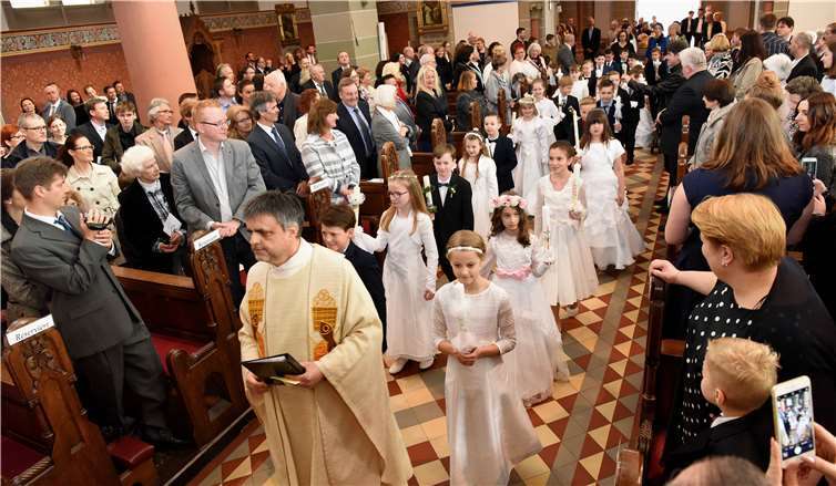 Kommunionkinder der Pfarrei Rosenkranz mit Pastor Peter Dörrenbächer.Fix