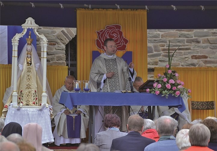 Kommunionkinder gehen der Prozession voran.