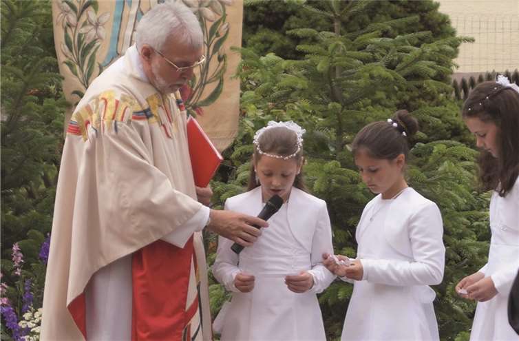 Kommunionkinder lasen am „Bildchen“ ihre Fürbitten.