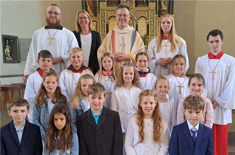 Kommunionkinder mit ihren Familien und ihrer Katechetin Nicki Meister sowie Messdiener und Messdienerinnen feierten mit ihrem Pastor Norbert Missong und anderen Gläubigen einen kurzweiligen Gottesdienst. Foto: Astrid Dott