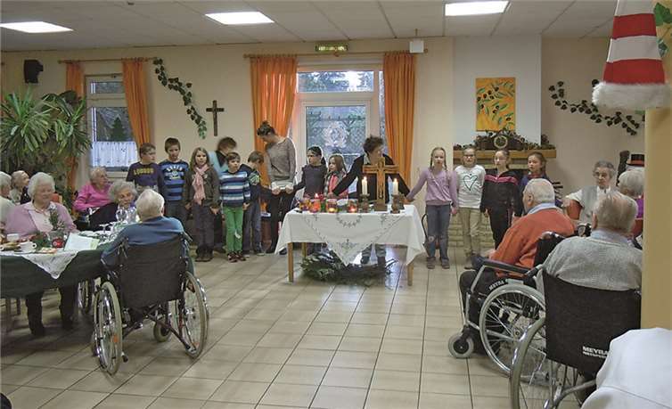 Kommunionkindern der Pfarrgemeinde Weibern erfreuten die Senioren im Elisabeth-Haus.privat