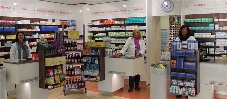 Kompetente Beratung und eine Produktpalette (v. l.): Petra Calenborn (PTA), Karin Mäurer (Apothekerin) und Martina Heuser (PTA) kümmern sich mit ihren Kollegen um die Kunden.RERE