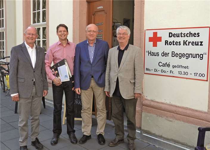 Kompetente Referenten zum Thema generationenübergreifendes Wohnen beim Seniorenbeirat in der Begegnungsstätte des DRK, Liebfrauenkirche: Sascha Langenstein, Stadtplaner vom Amt für Stadtentwicklung und Bauordnung der Stadt Koblenz (2.v.l.), Michael Siegel, Geschäftsführer der Koblenzer WohnBau (2.v.r.) mit Prof. Dr. Heinz-Günther Borck, Vorsitzender des Seniorenbeirats (r.) und Edgar Kühlenthal, Sprecher des Arbeitskreises (l.).W. Brennig