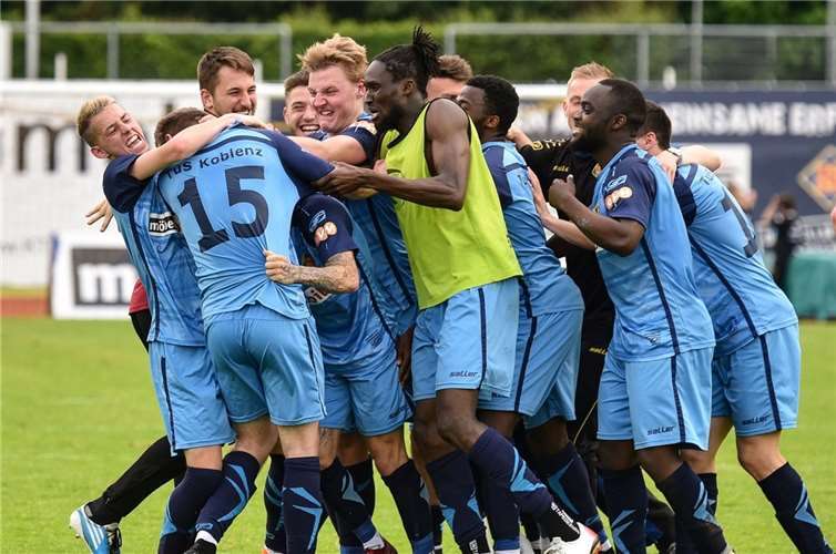 Komplett aus dem Häuschen war das TuS-Team nach dem Treffer zum 2:1. Torschütze Tobias Jost (Nr. 15) kann sich vor Streicheinheiten kaum retten. Foto: TH