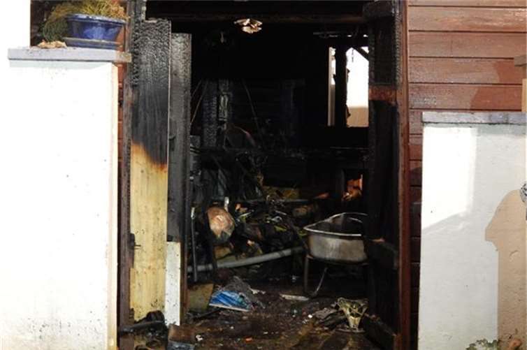 Komplett ausgebrannt ist das Innere des Schuppens.