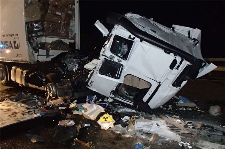 Komplett nach vorne gekippt war das Führerhaus des LKWs. Feuerwehr Koblenz